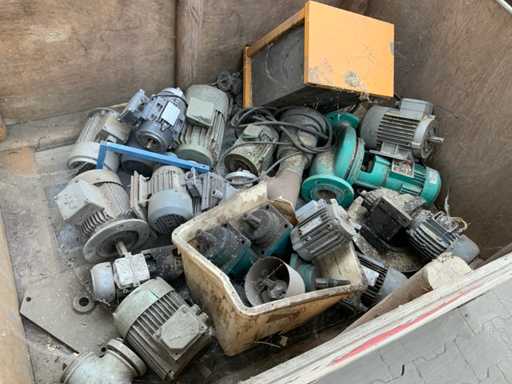 Lotto di vari motori elettrici e cinghie trapezoidali