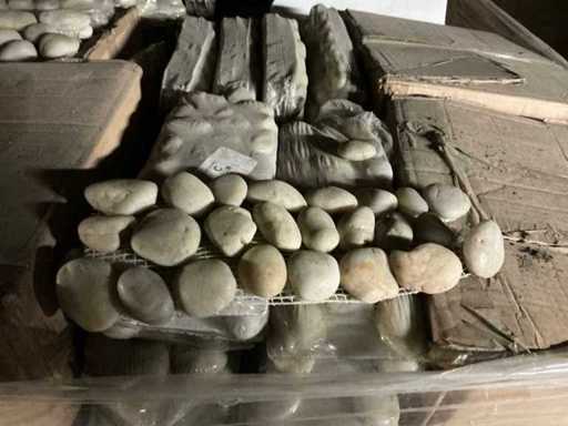 32m2 Adeo Border Galet IL cream polished Ceramic wall tile