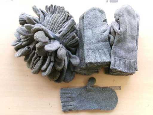 SE Knitted gloves, used (R12) (90x)