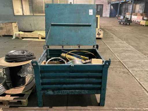 Kiste mit Werkzeugen