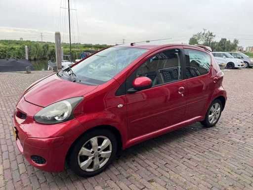 Toyota Aygo 1.0-12V Aspir. Red Air Automatic 09-NHH-1