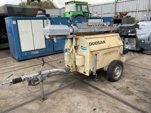 2013 Doosan LT6KA Mobiele lichtmast met generator