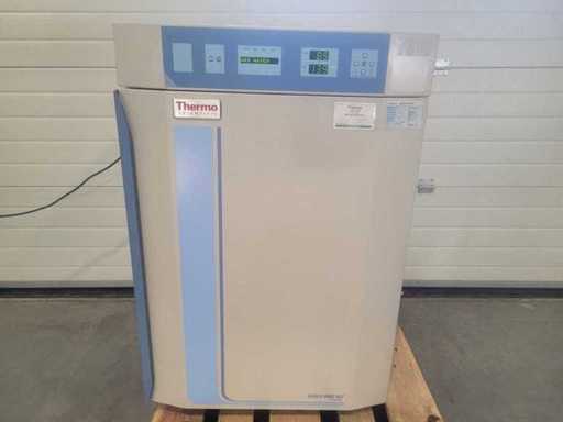 THERMO SCIENTIFIC - 8000 WJ 3429 - Incubator / CO2 Oven