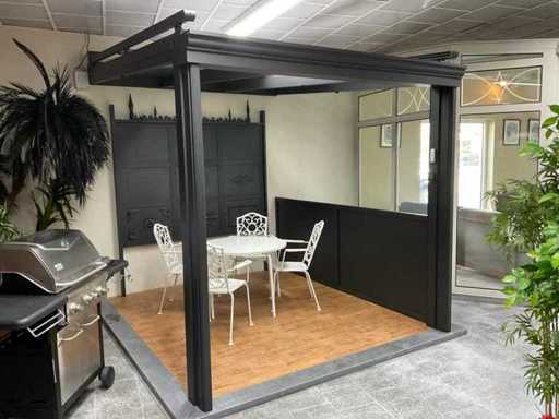 Véranda en aluminium avec protection solaire et pare-brise