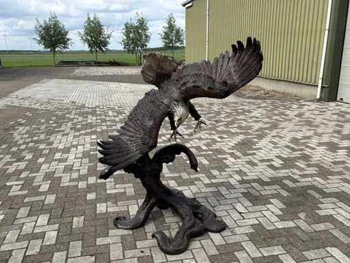 Adlerbronze am Ast