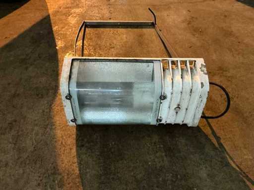 23 installations industrielles d’écuries/hangars – 400W