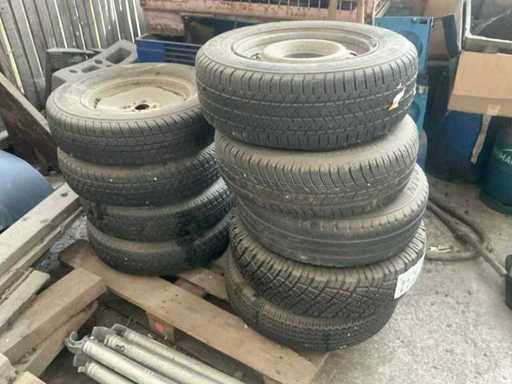 Pneus de voiture variés sur jante en acier (9x)