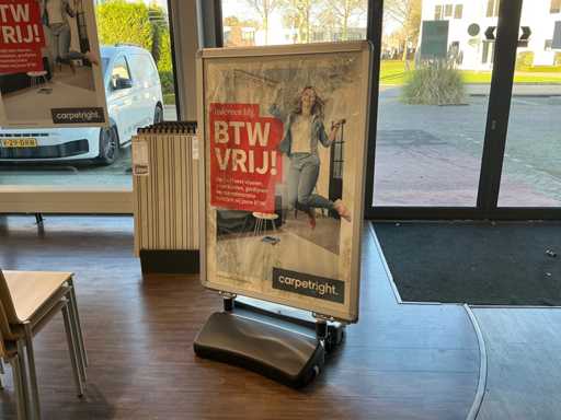 Stoepbord met 2 vlaggen