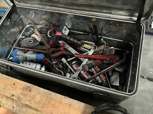 Boîtier de rangement métallique avec divers outils