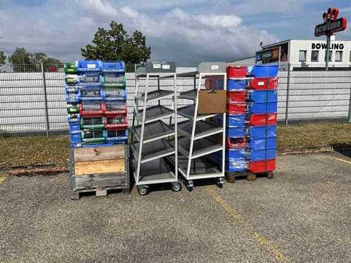 Étagères mobiles avec boîtes empilables