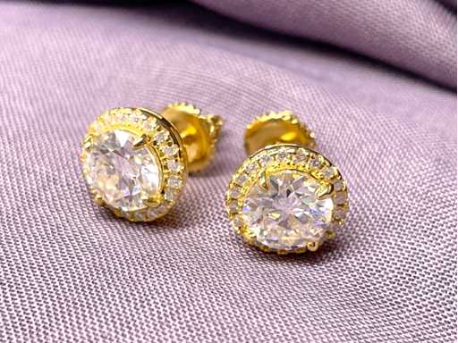 Solitär-Ohrringe mit Entourage-Brillanten