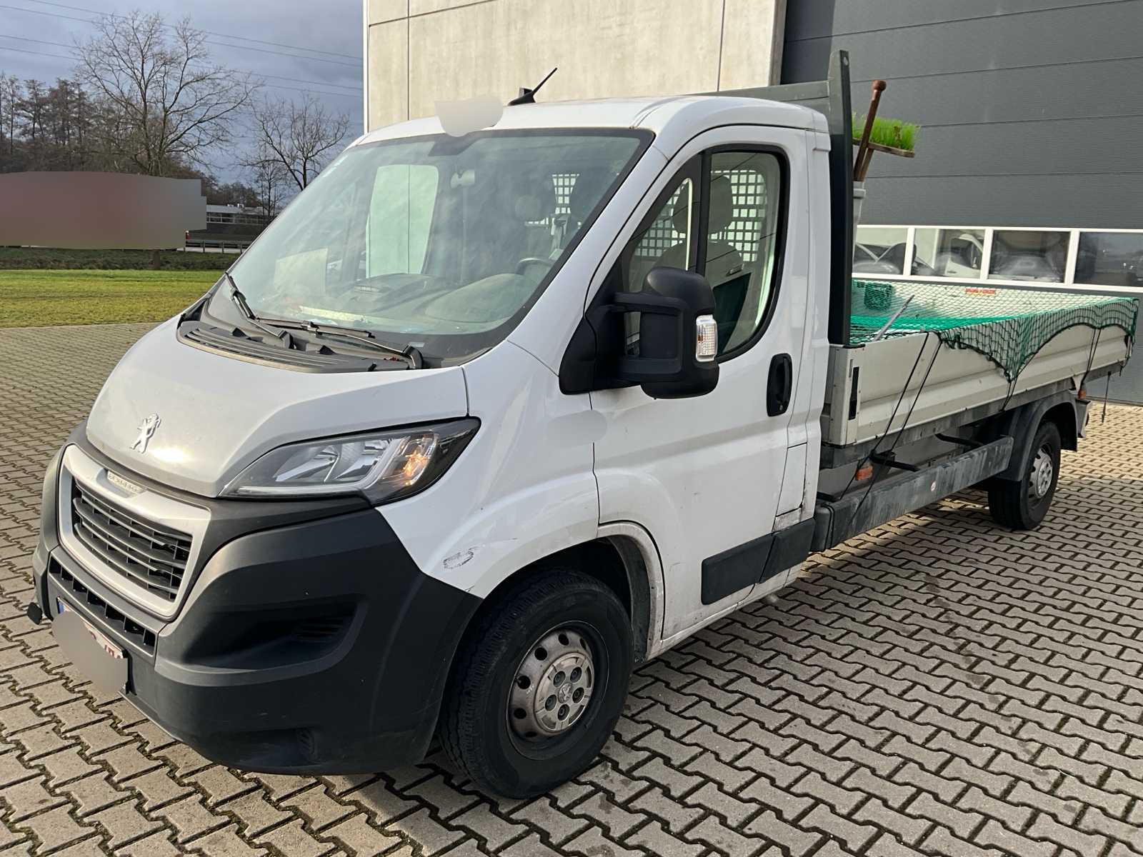 2022 Peugeot Boxer with cargo box 85000km – air conditioning
