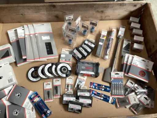 BOSCH mischt viele verschiedene Werkzeuge und Zubehörteile (65x)