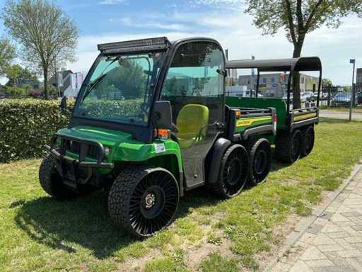 Vehicul off-road John Deere Gator cu remorcă