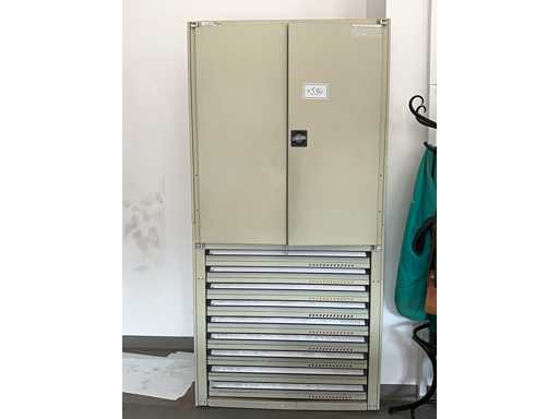 Armadio con apparecchiature di misurazione