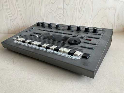 Synthétiseur Roland MC-303 Groovebox