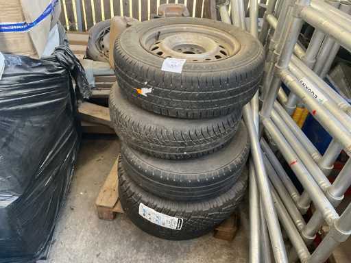 Vari pneumatici su cerchio (9x)