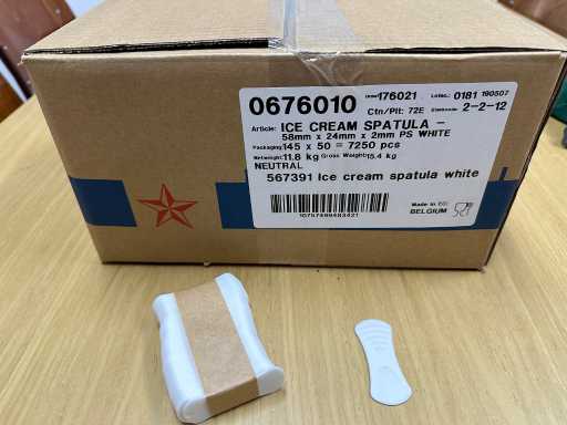Boîte avec 7250 cuillères à glace / spatules à glace