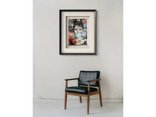 DEATH NYC : Audrey Hepburn Blowing a Bubble Gum