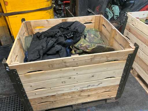 Diverse îmbrăcăminte militare