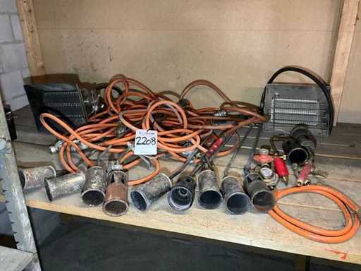 O mulțime de arzătoare pe gaz și accesorii