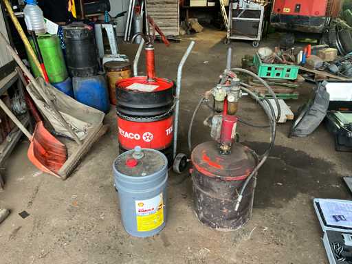 Partie-Öl- und Schmierprodukte (Fässer noch gefüllt und nutzbar)