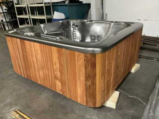 Belle & Moi Capilano Jacuzzi