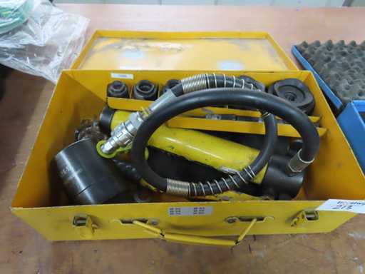 SYK15 - Machine à poinçonner hydraulique