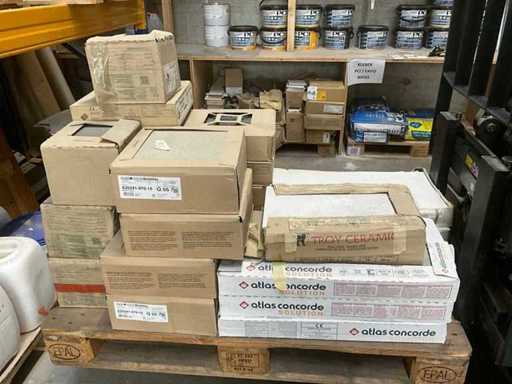 O mulțime de plăci diferite pentru pereți și podele