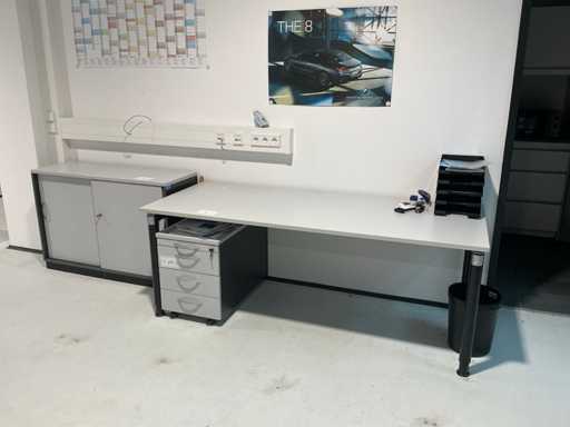 Set kantoormeubilair met inhoud