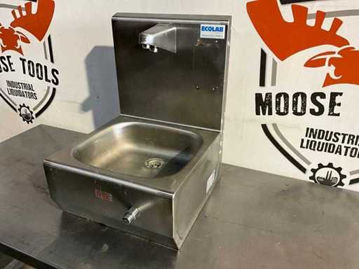Hand operated hand wash basin