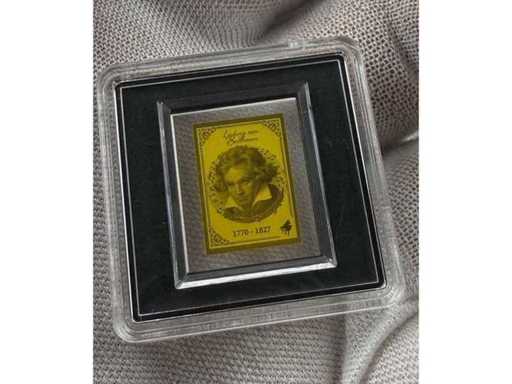 Hochwertige 1/1000 oz Goldmünze mit kunstvoller Darstellung von Ludwig van Beethoven und dekorativen Notenzeilen