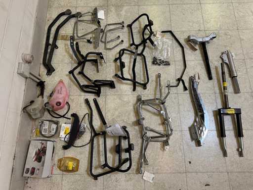 Verschiedene Motorrahmen und Montagehalterungen (Mischung aus Crashbars, Racks und Gabelteilen) (23x)