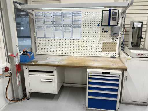   Établi avec contenu