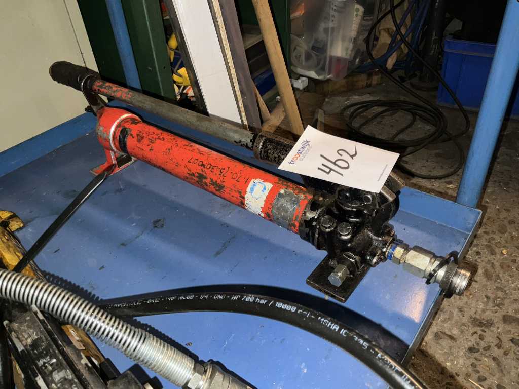 Pompe à main hydraulique