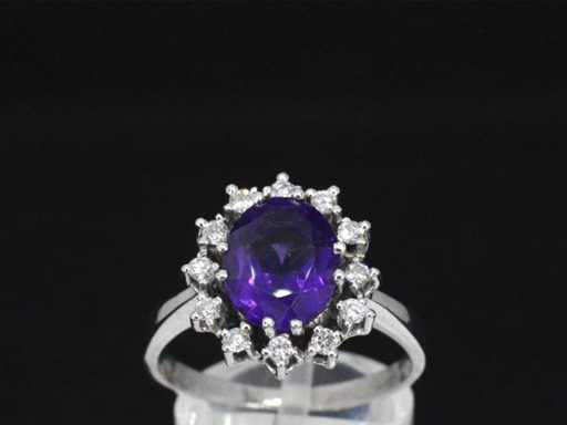 Pierścionek z białego złota z diamentami i ametystem