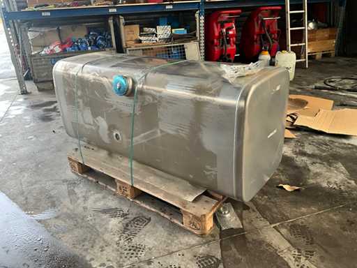 Mazouttank ongebruikt vrachtwagen compleet met 2 depannagestangen