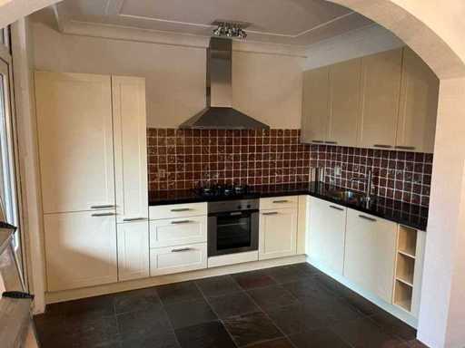 Cuisine avec appareils électroménagers