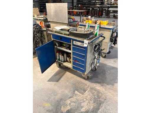 Wózek narzędziowy z treścią