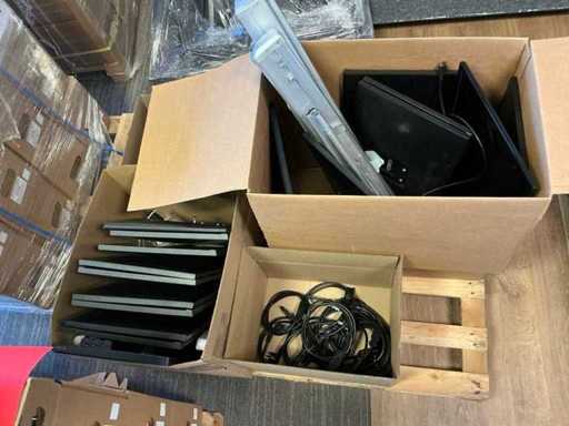 Monitore und Stromverteiler