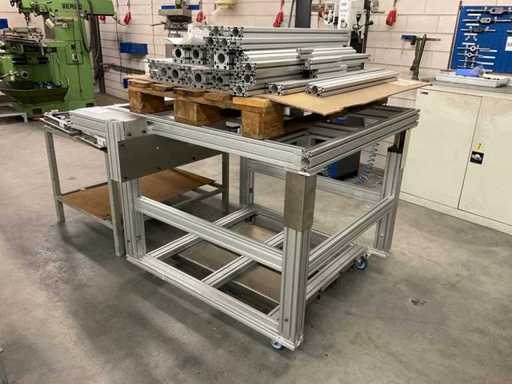 Transportwagen und Arbeitstisch