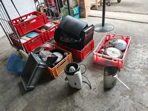 Einkaufswagen für Catering-Party mit Utensilien