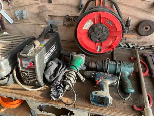 Workbench with various (electric) tools
