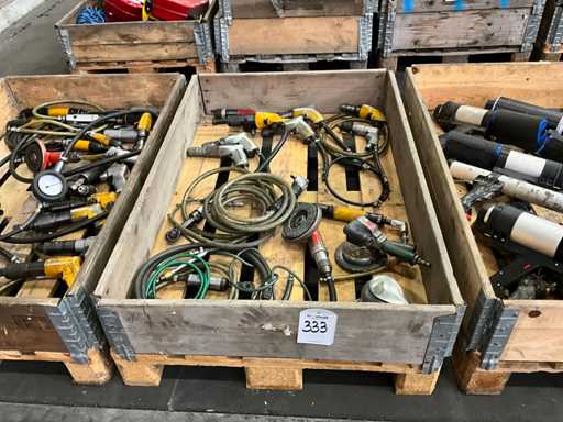 Various pneumatic tools (15x)