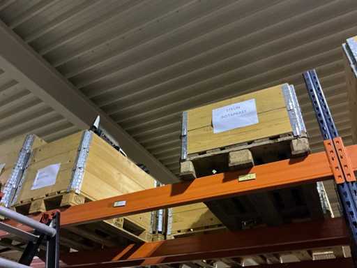 Man Partij deurbekleding en instapkast steunen