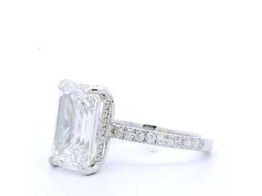 Inel de aur alb de 14 carate cu CRT de 5,45. diamant