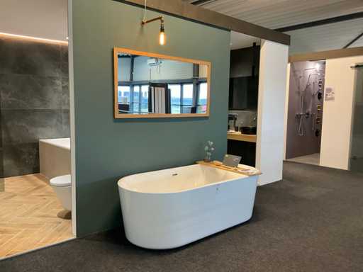 Freestanding bathtub