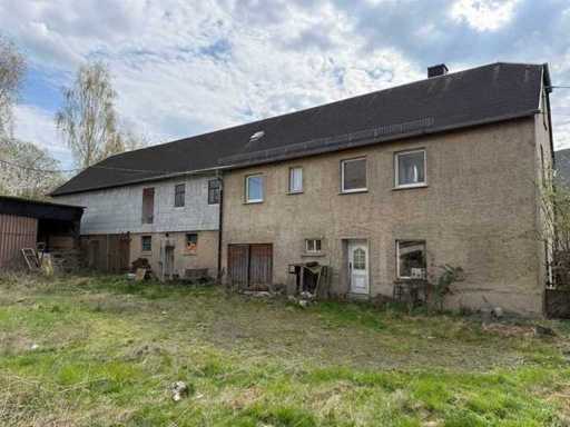 Idyllic 3-sided estate on a plot of 4,180 m² in Zettlitz - Germany