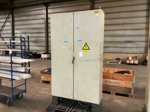 Cabinet de contrôle avec contenu