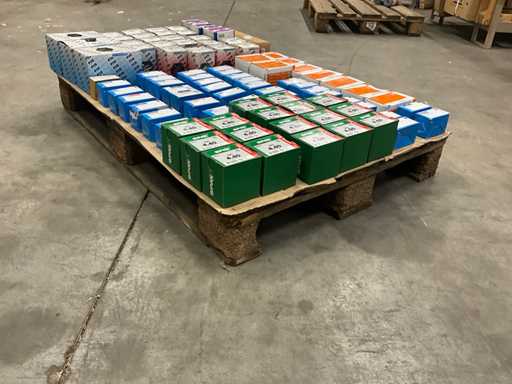 Lotto di varie viti, chiodi a filo, bulloni per carrozze ecc.